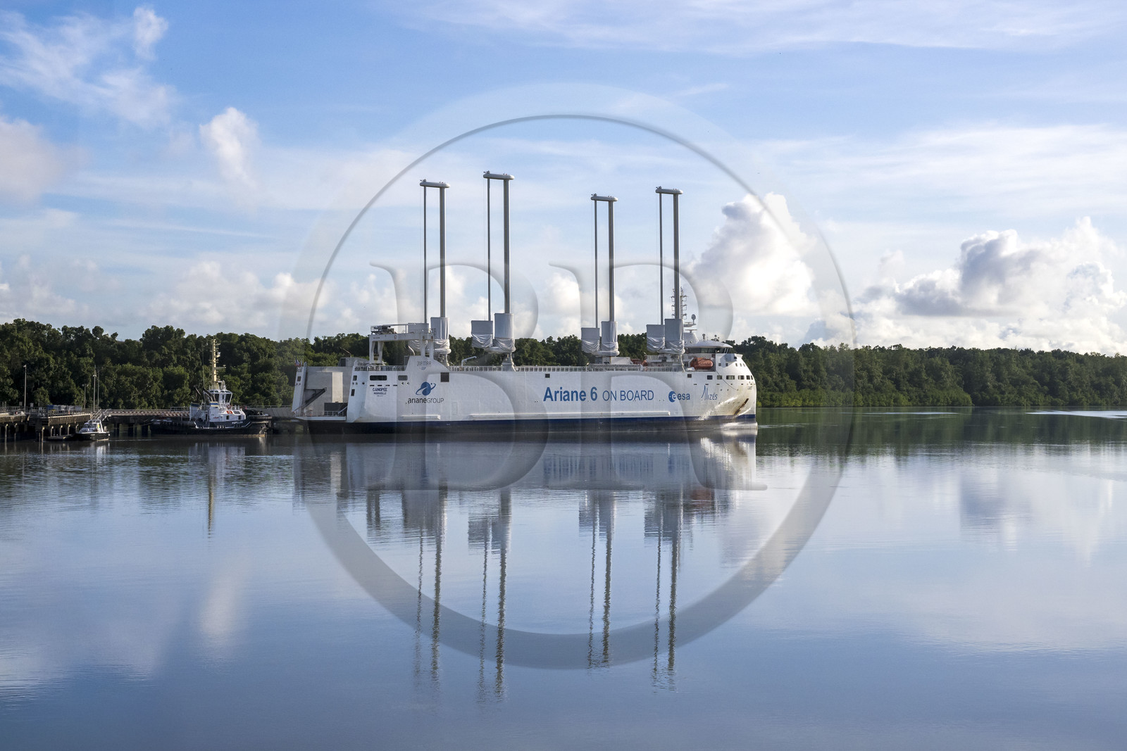 France, Guyane, Kourou, le Canopée à quai au port de Pariacabo sur le fleuve Kourou, cargo à voiles mécaniques spécialisé dans le transport des éléments de la fusée Ariane 6 et développée par l'Agence spatiale européenne