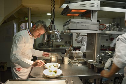 France, Rhône (69), Lyon, restaurant de la Mère Brazier fondé en 1921 par Eugénie Brazier, Mathieu Viannay Chef doublement étoilé au guide Michelin et sa brigade en cuisine
