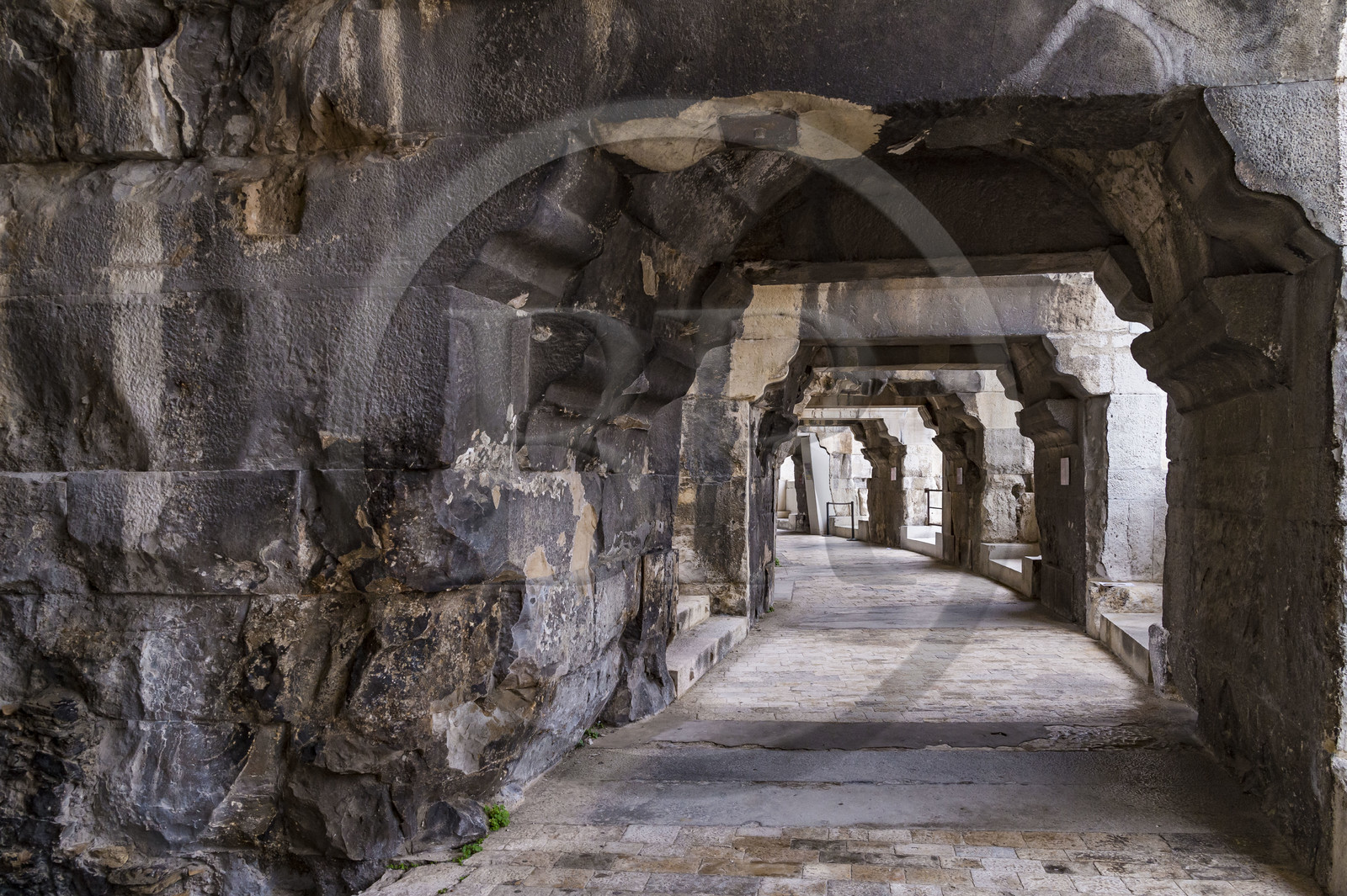 France, Gard (30), Nîmes, les Arènes, amphithéatre romain de la fin du Ier siècle, galerie circulaire de l'étage intermédiaire menant aux gradins