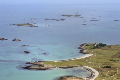 France, Finistère (29), Plouguerneau, l'île Vierge dans l'archipel de Lilia, le phare de l'île Vierge est le plus haut phare d'Europe d'une hauteur de 82,5 mètres (vue aérienne)