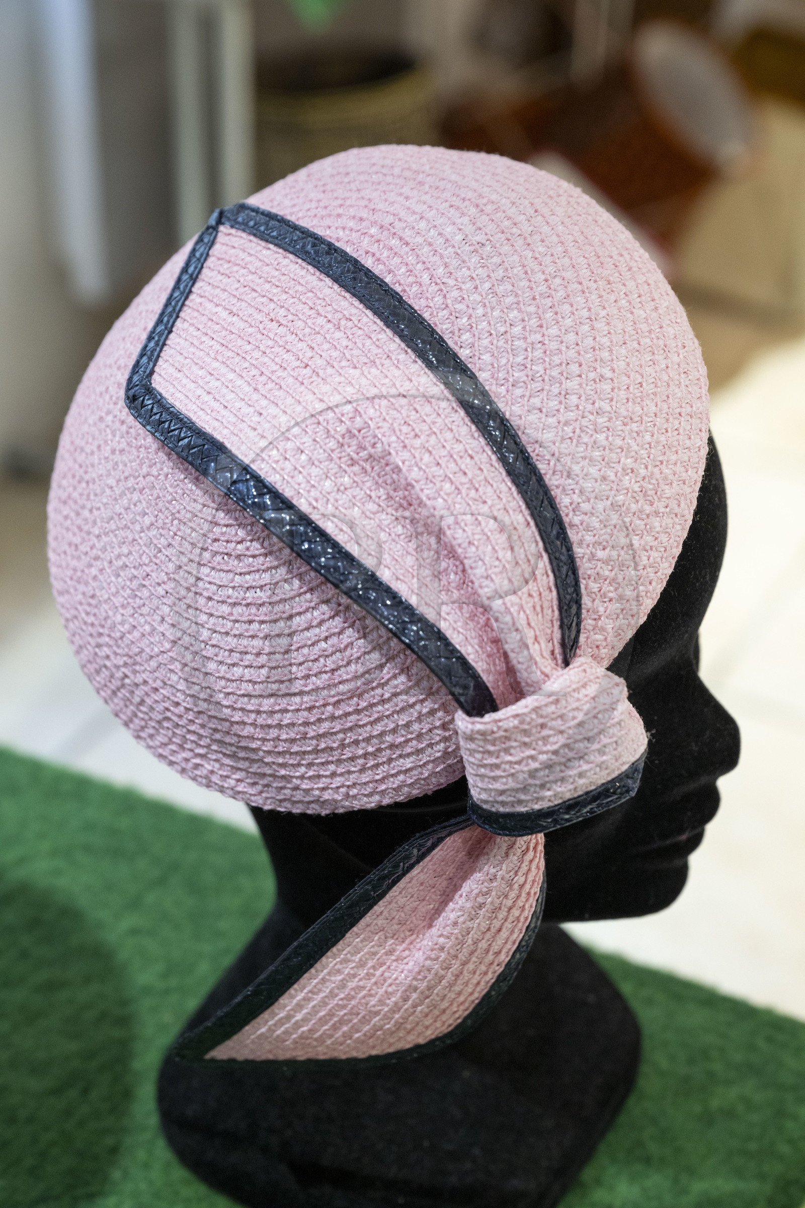 France, Côte-d'Or (21), Dijon, chapeau de femme dans l'atelier-boutique de la rue d'Assas Bibi & Bob de la modiste Sara Tintinger, Meilleur Ouvrier de France