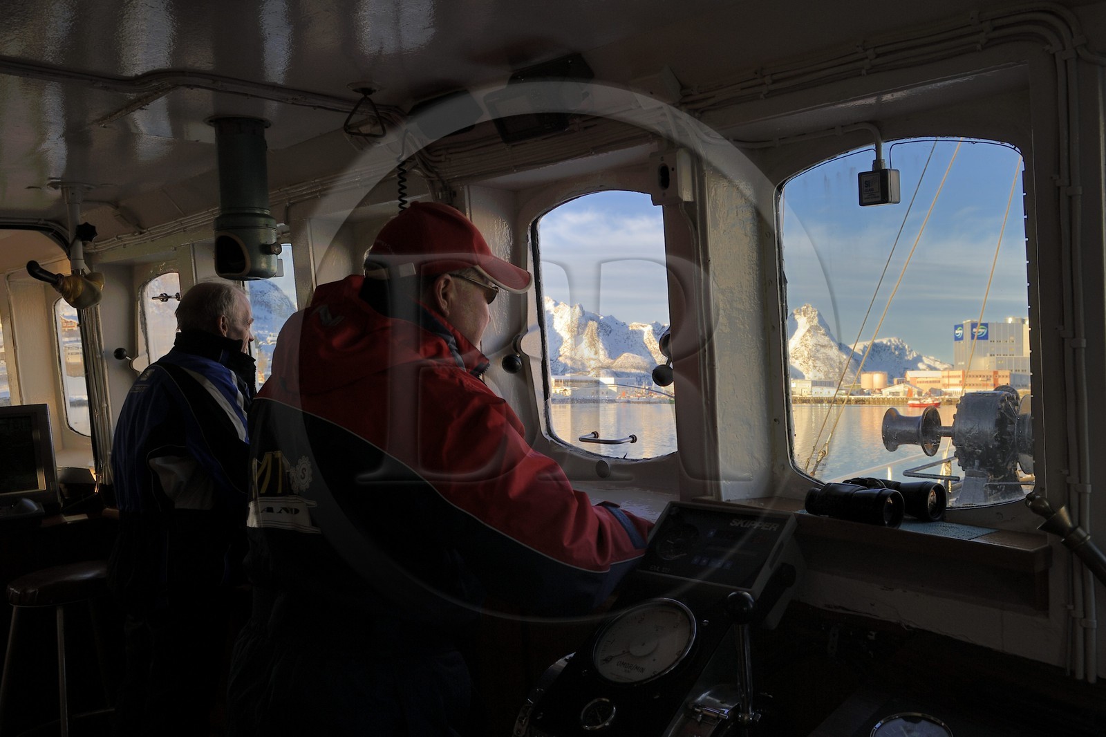 Norvège, Nordland, iles des Westeralen, région de Myre, capitaine à la barre de son bateau le Leonora