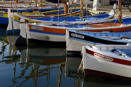 France, Var (83), Sanary-sur-Mer, barques traditionnelles de peche appelées pointus sur le port