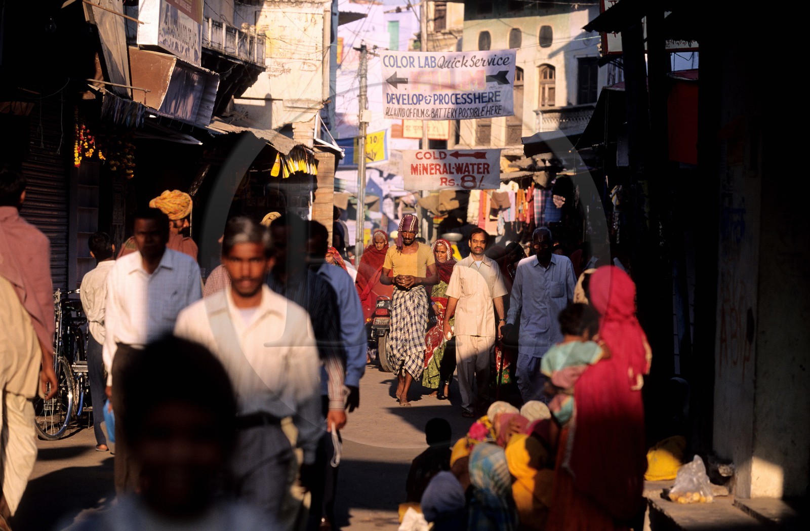 Inde, état du Rajasthan, ville de Pushkar, rue très vivante de la ville