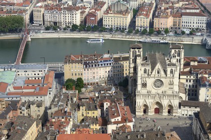 France, Rhône (69), Lyon, site historique classé Patrimoine Mondial de l'UNESCO, Vieux Lyon, la cathédrale (primatiale) Saint Jean en bordure de Saône