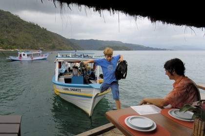 Brésil,  Etat de Rio de Janeiro, Baie de Paraty, ile de Catimbau, retour d'école