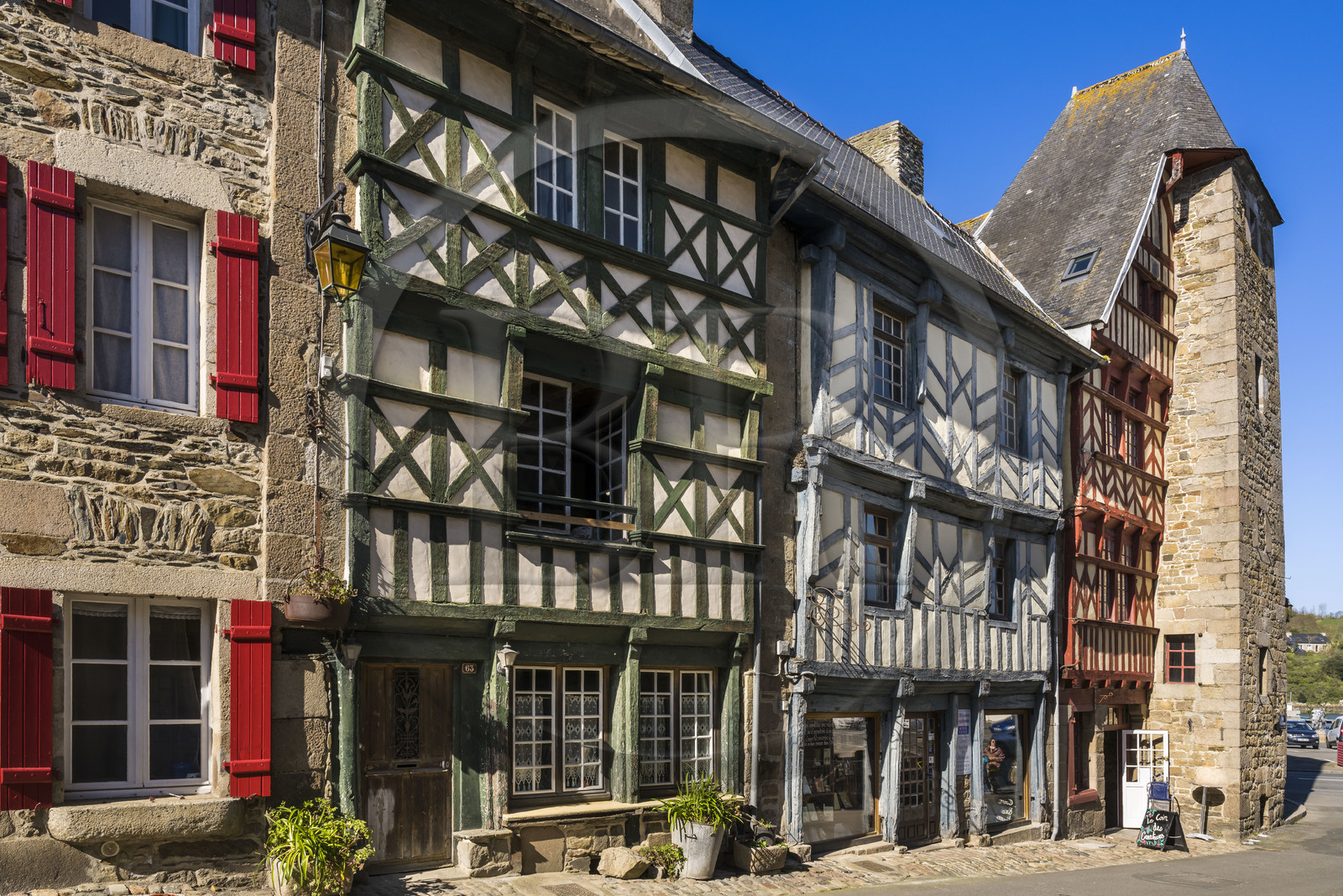 France, Côtes-d'Armor (22), Tréguier, facade de maison à pans de bois typique du Trégor en bas de la rue Ernest Renan