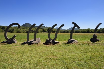 France, Puy-de-Dôme (63), Saint-Ours-les-Roches, hameau de Beauregard, Parc naturel régional des Volcans d'Auvergne, Chut !, sculpture de l'artiste Thierry Courtadon, en arrière plan le volcan le Puy Chopine à gauche et le Puy de Dome à droite
