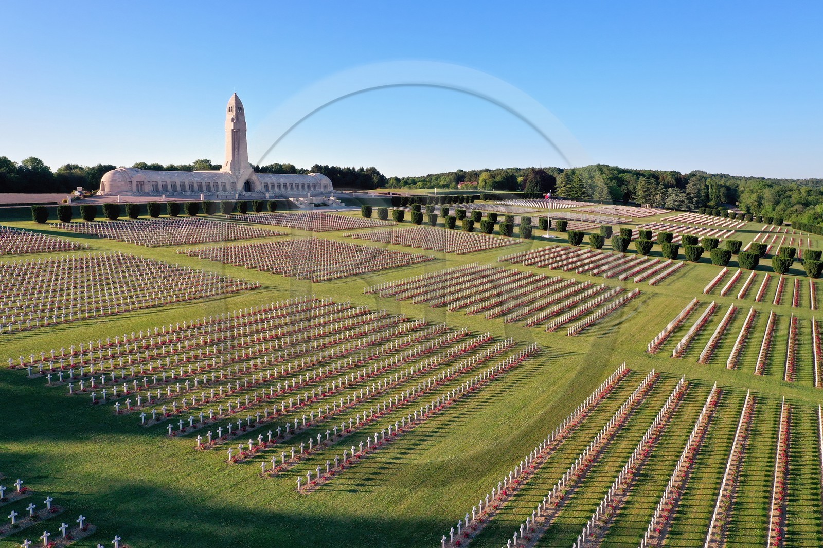 France, Meuse (55), Douaumont, bataille de Verdun, ossuaire de Douaumont, tombes de soldats align