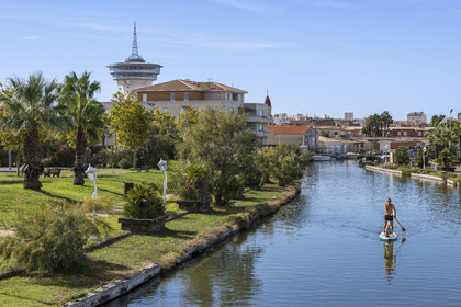 France, Hérault (34), Palavas-Les-Flots, le Phare de la Méditerranée (ancien chateau d'eau) et le parc du Levant