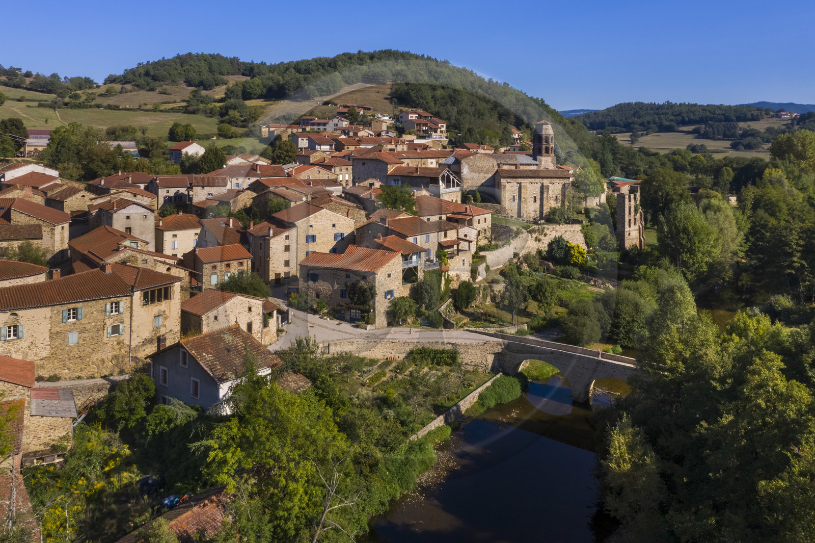France, Haute-Loire (43), Lavaudieu, labellisé Les Plus Beaux Villages de France, l'Abbaye Saint-André de style roman auvergnat et le vieux pont sur la Senouire (vue aérienne)