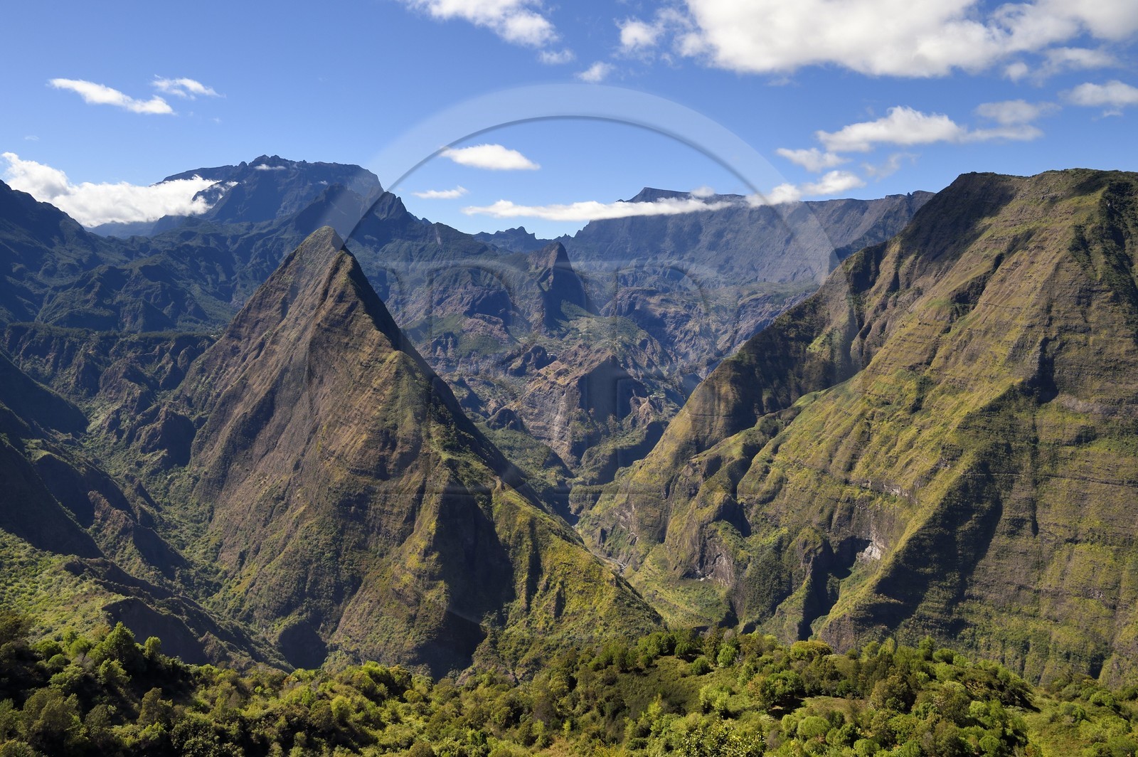 France, Ile de la Reunion, Parc National de la Réunion classé Patrimoine Mondial de l'UNESCO, La Possession, vers le village de Dos d'Ane, randonnée de la Roche Bouteille par le sentier Cap Noir, Piton Cabris à gauche dans le Cirque de Mafate
