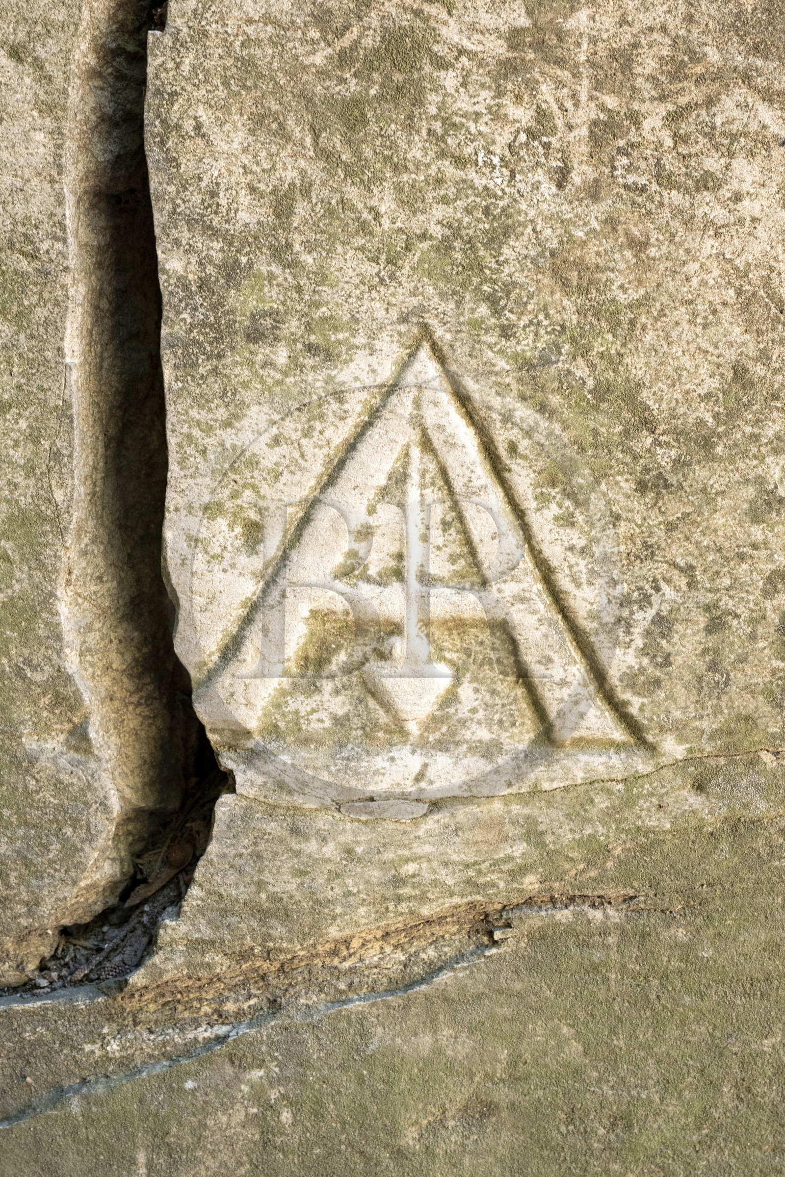 France, Bouches-du-Rhône (13), Arles, les Alyscamps, site classé Patrimoine Mondial de l'UNESCO, nécropole païenne puis chrétienne de l'époque romaine au Moyen Age, comprenant de très nombreux sarcophages, fil à plomb sur un sarcophage