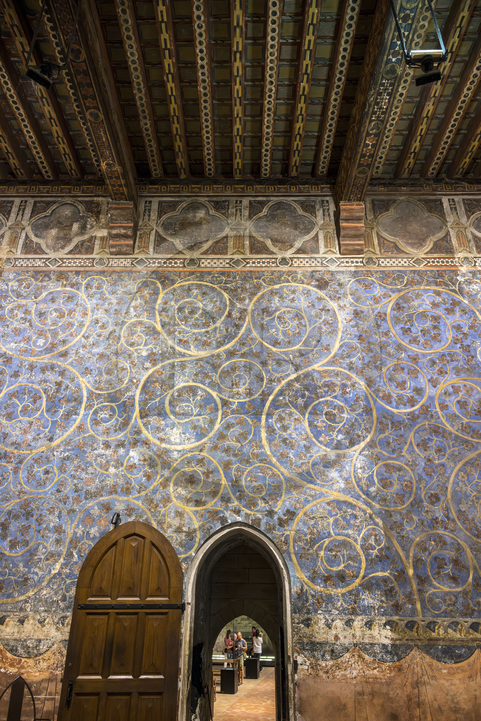 France, Vaucluse (84), Avignon, Palais des Papes classé Patrimoine mondial de l'UNESCO, la tour des Anges ou tour du pape, chambre du Pape, un espace végétal à deux dimensions fait de rinceaux de vigne et de chêne, parsemés d’oiseaux et d’écureuils, orne les murs sur un fond bleu ciel