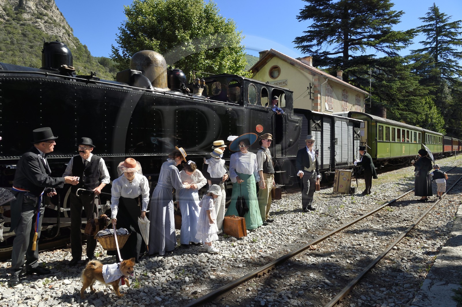 France, Alpes-Maritimes (06), Puget Théniers, le Train des Pignes, membres de l'AHVAE (Association d'histoire vivante et de d'archéologie expérimentale) en costume Belle Epoque devant la locomotive à vapeur