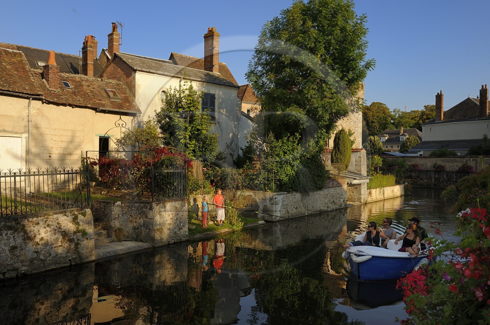 France, Eure-et-Loir (28), Bonneval, le fossé des remparts, enfants à la pêche