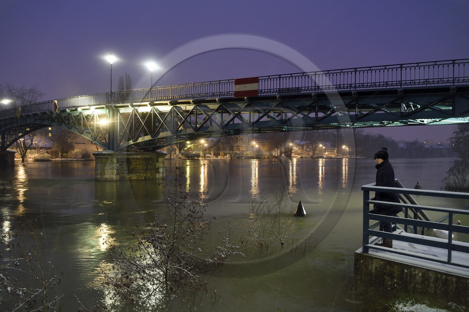 France, Val-de-Marne (94), Bry-sur-Marne, la passerelle réalisée par Gustave Eiffel entre Bry-sur-Marne et Le Perreux-sur-Marne en arrière plan, les bords de Marne inondés