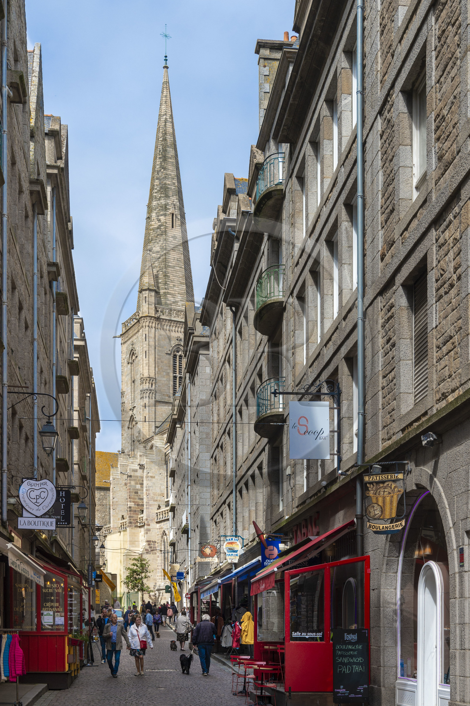France, Ille-et-Vilaine (35), Côte d'Emeraude, Saint-Malo intra-muros, la cathédrale Saint-Vincent au bout de la Grand Rue