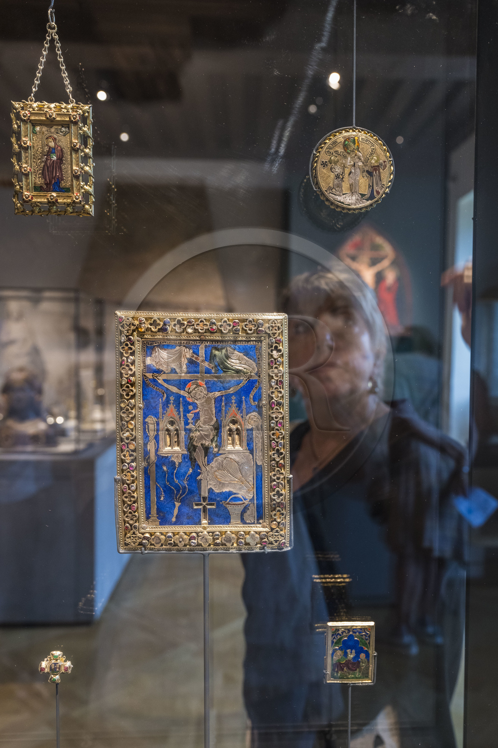 France, Paris (75), Musée de Cluny - Musée national du Moyen-Age, tableau reliquaire du XVe siècle, Crucifixion, Paris, argent doré, émaux, gemmes et verre coloré