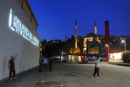 Turquie, Istanbul, quartier de Karaköy, le Musée d'Art Moderne (Istanbul Modern) et la mosquée Nusretiye