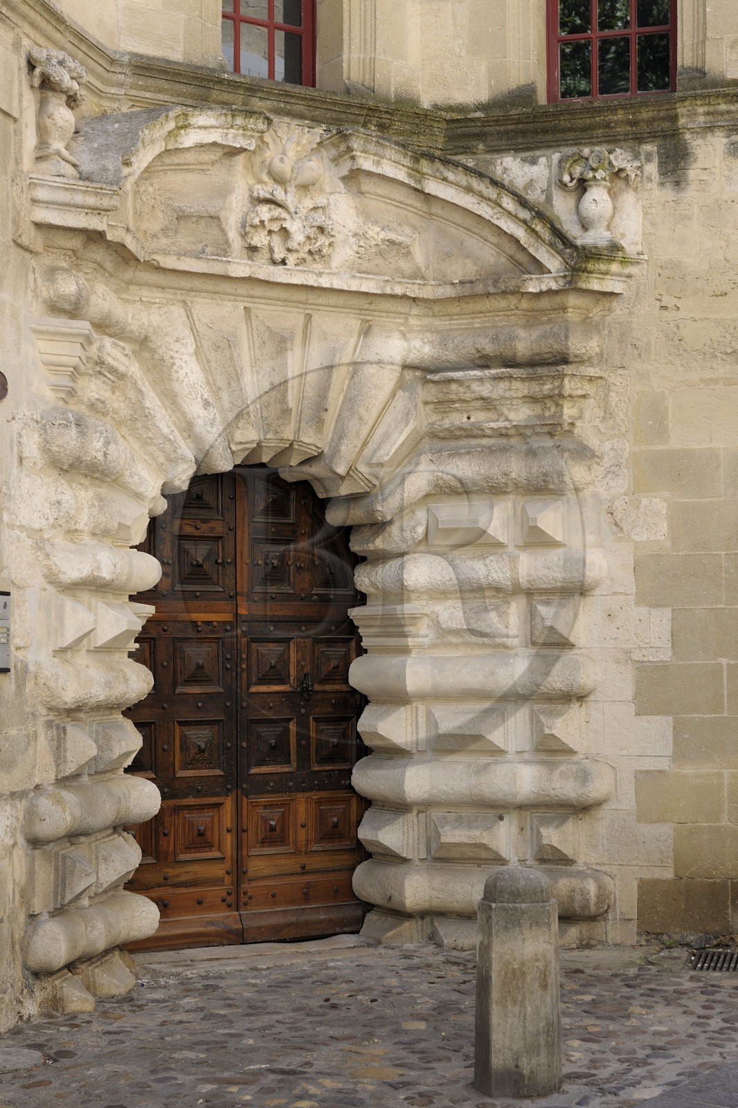 France, Gard (30), Uzès, vieille porte médiévale Louis XIII à pointes de diamants au 1 rue Saint Etienne