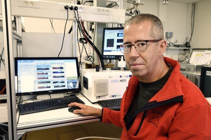 France, Puy-de-Dôme (63), Parc Naturel Régional des Volcans d'Auvergne, Station d'observation au sommet du Puy du Dôme, Jean-Luc Baray chercheur au Laboratoire de Météorologie Physique (Observatoire de physique du globe de Clermont-Ferrand (OPGC) et Université Blaise Pascal de Clermont-Ferrand), relève les données météorologiques des capteurs sur le toit de l'institut et controle les paramètres météorologiques mesurées et microphysiques (notamment le nombre et taille de gouttes d'eau)