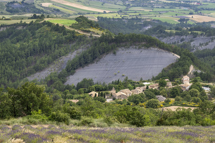 France, Drôme (26), parc naturel régional des Baronnies provençales, Bellecombe-Tarendol, marnes noires, montagne de terre noire constituée de roche feuilletée issues d’un mélange d’argile et de calcaire