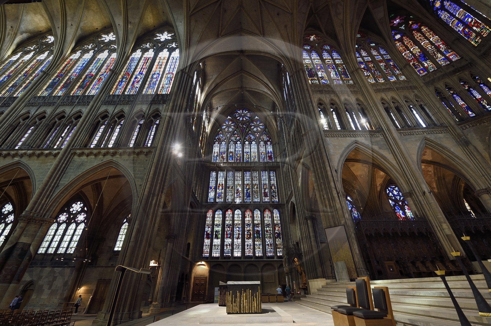 France, Moselle (57), Metz, la cathédrale Saint-Etienne, vitraux de la facade Nord, au centre la verrière de Théobald de Lixheim sur le croisillon nord du transept