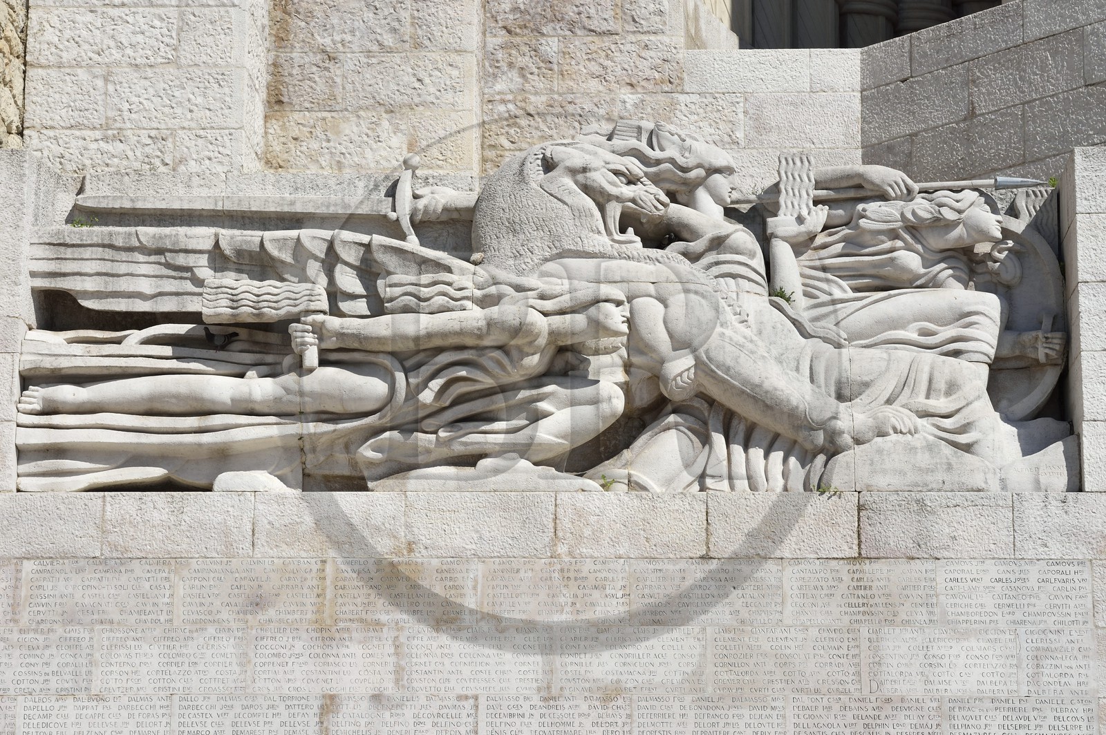 France, Alpes-Maritimes (06), Nice,  le vieux port, place Guynemer, monument aux morts de style Art déco