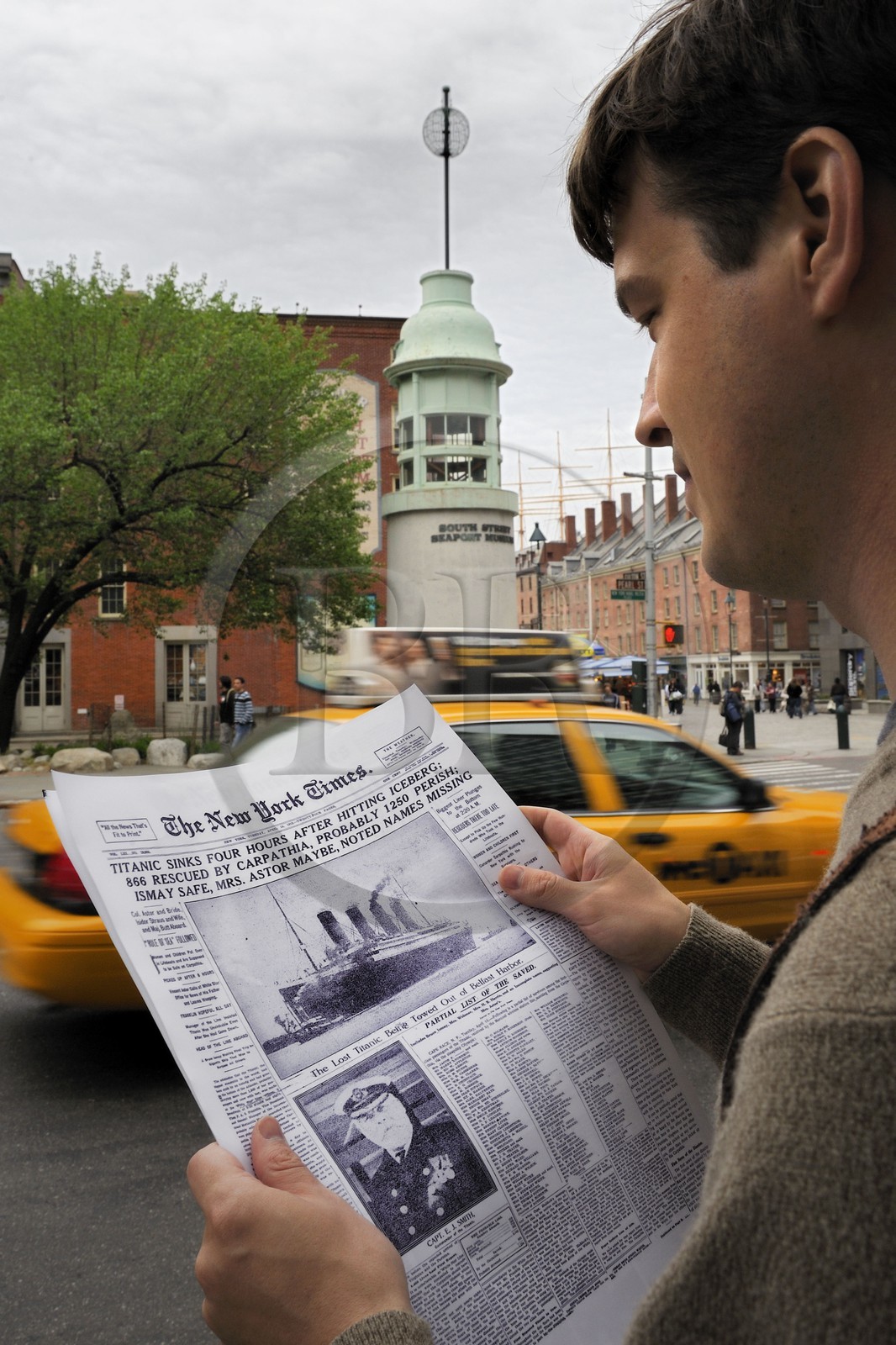 Etats-Unis, New York, Manhattan, Downtown, South Street Seaport Museum, le phare du Memorial du Titanic, lecture du New York Times du 6 avril 1912 annonçant le naufrage du Titanic
