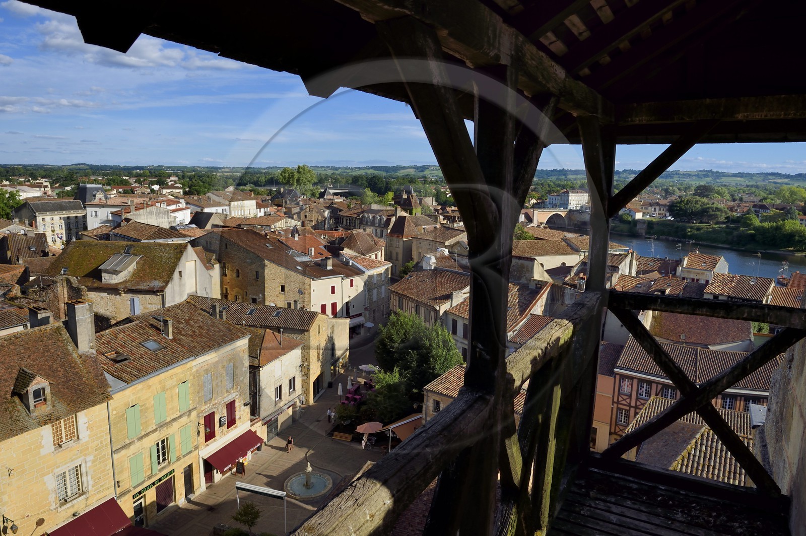 France, Dordogne (24), Périgord Pourpre, Bergerac, place Pélissière et la Dordogne en arrière plan