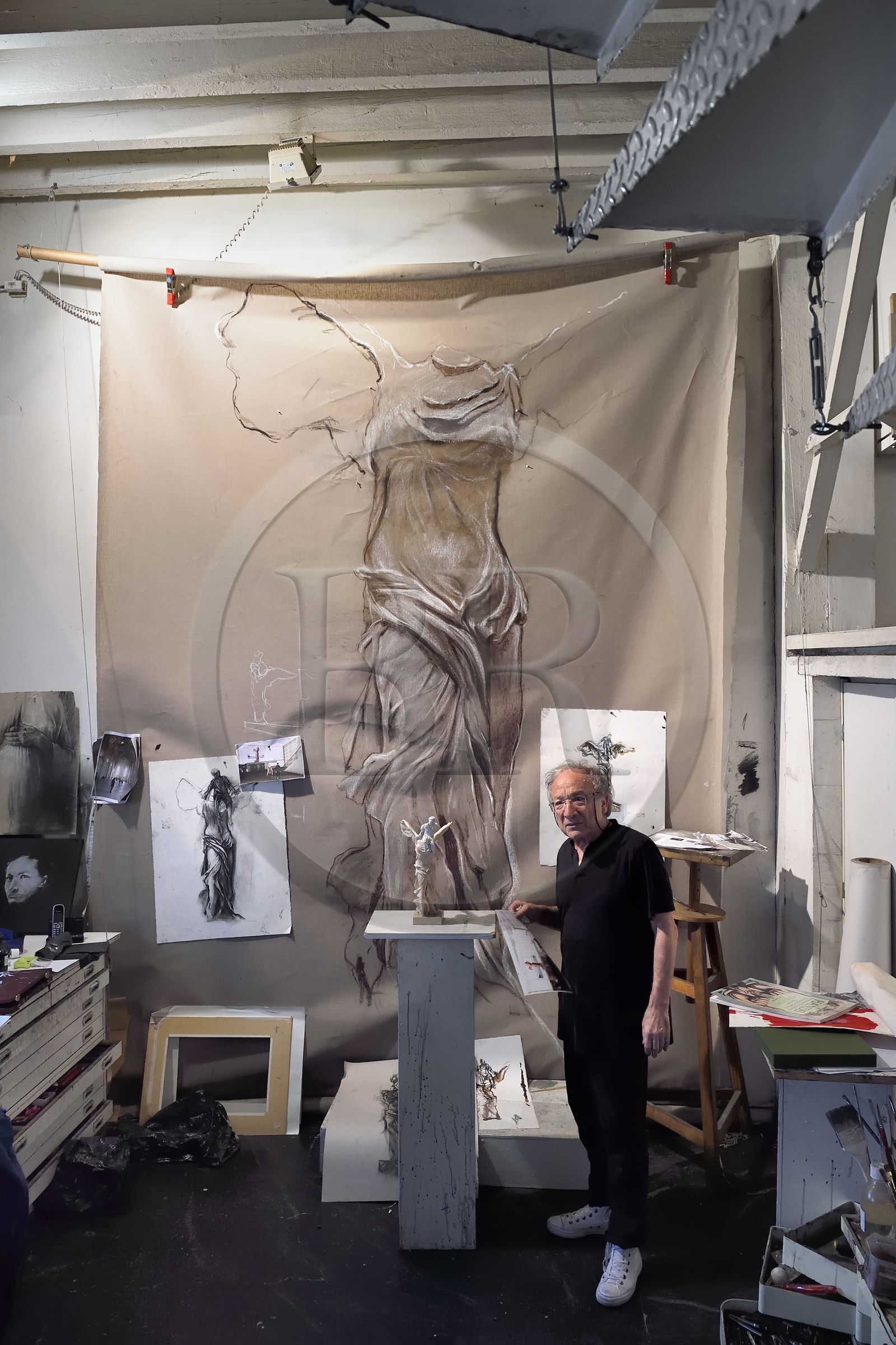 France, Ivry-sur-Seine (94), l'artiste plasticien Ernest Pignon-Ernest dans son atelier