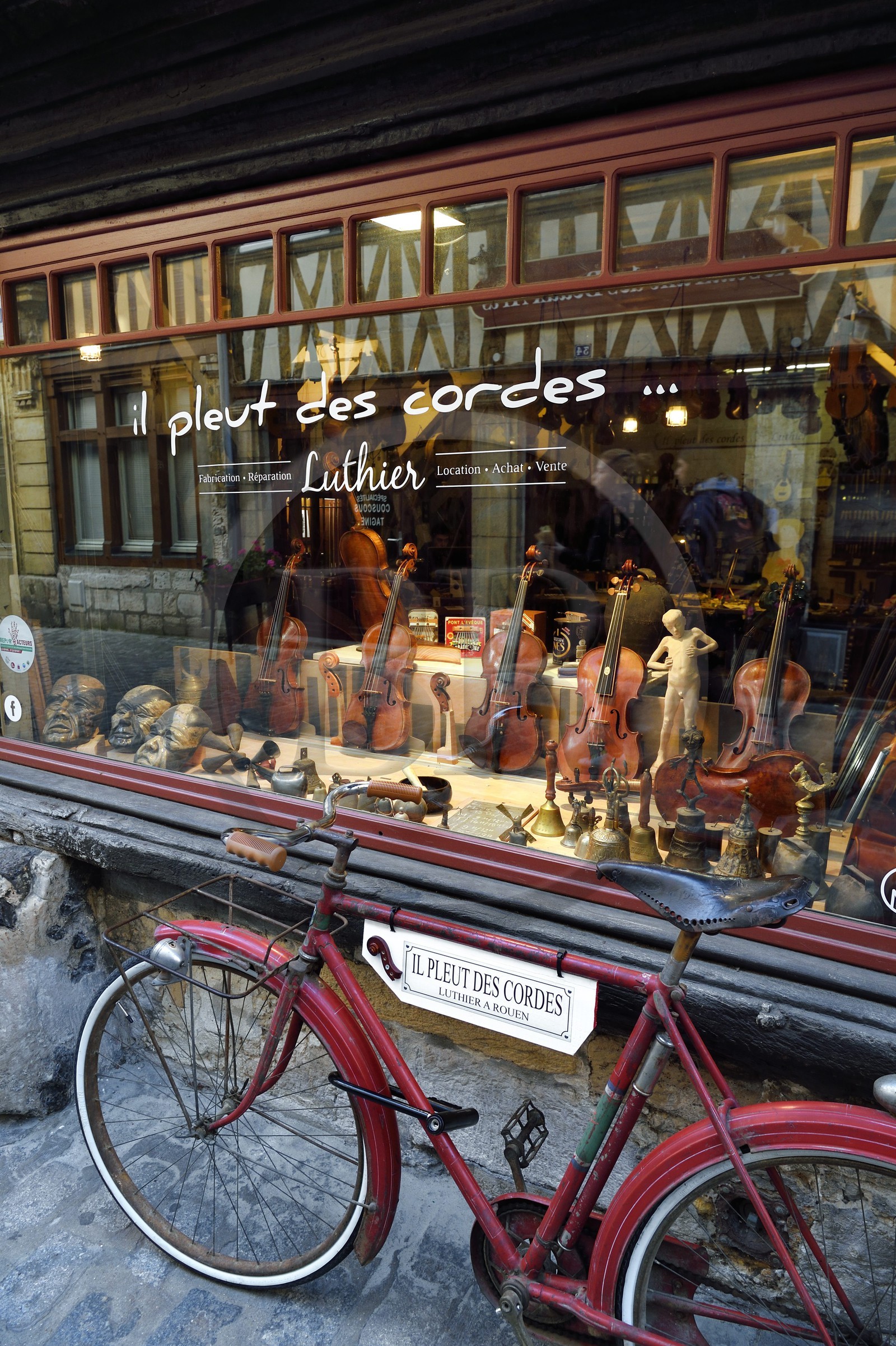 France, Seine-Maritime (76), Rouen, luthier rue Damiette