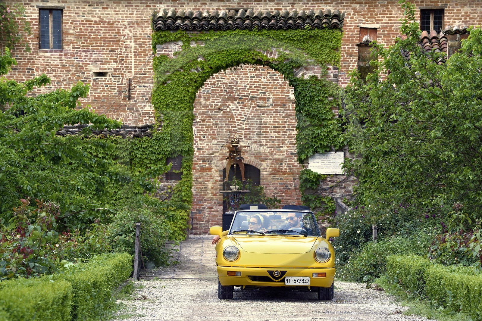 Italie, Emilie-Romagne, Polesine Zibello aux environs de Parme, Hotel et restaurant Antica Corte Pallavicina, cabriolet Alfa Romeo Duetto Spider jaune