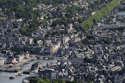 France, Calvados (14), Honfleur en bordure de Seine, le Vieux-Bassin (vue aérienne)