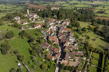 France, Yonne (89), Montréal (Bourgogne), le village dominée par la collégiale Notre-Dame de syle roman du XIIème siècle (vue aérienne)