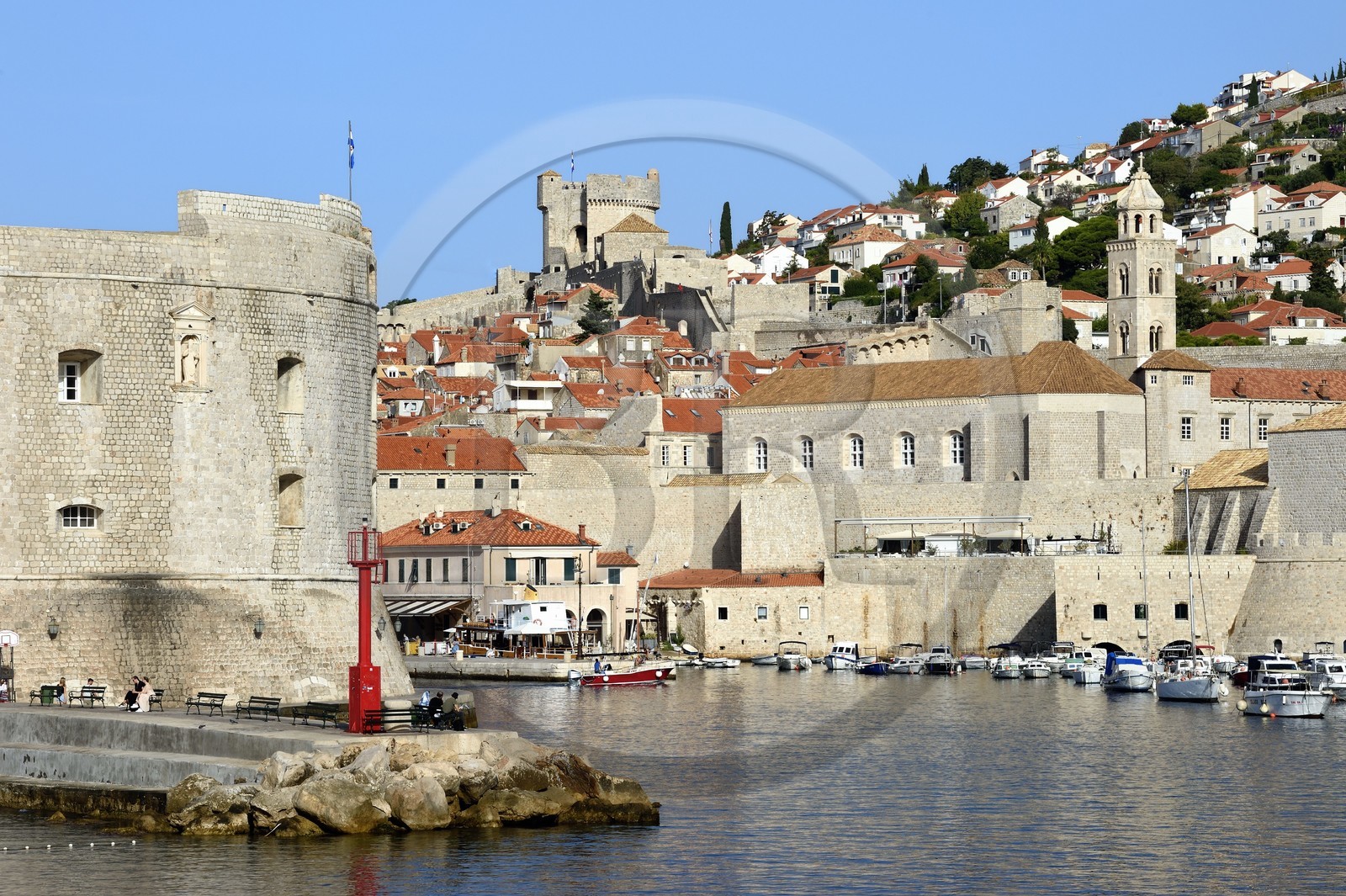 Croatie, Dalmatie, cote dalmate, Dubrovnik, centre historique classé Patrimoine Mondial de l'UNESCO, les remparts coté mer, le batiment de la Tour Saint Jean à l'entrée du Port à gauche et la Tour Minceta en arrière plan