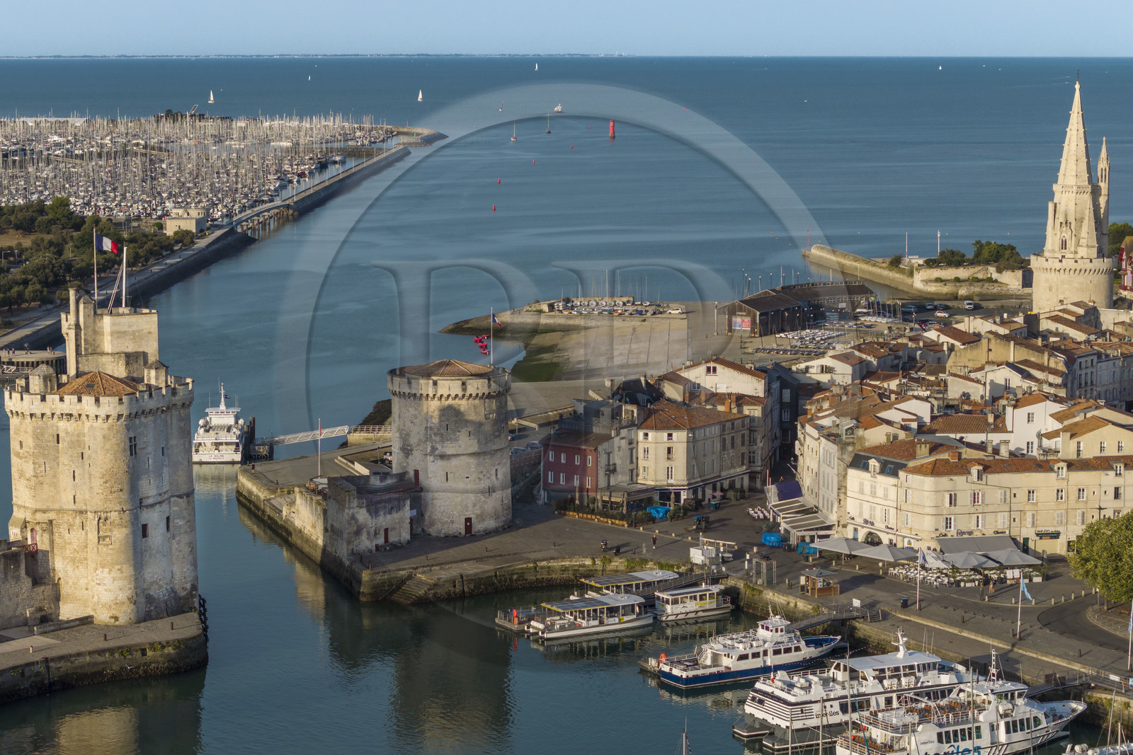 France, Charente-Maritime (17), La Rochelle, la Tour Saint-Nicolas à gauche et la Tour de la Chaîne à droite protègent l'entrée du Vieux Port, la tour de la Lanterne en arrière plan (vue aérienne)
