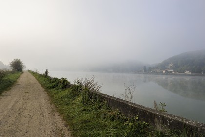 France, Seine-Maritime (76), le Bas Mauny situé dans l'Eure dans la brume en aval du village de La Bouille sur la rive gauche de la Seine