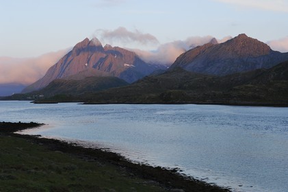 Norvège, Nordland, Iles Lofoten, Ile de Moskenes, le Selfjorden au soleil de minuit