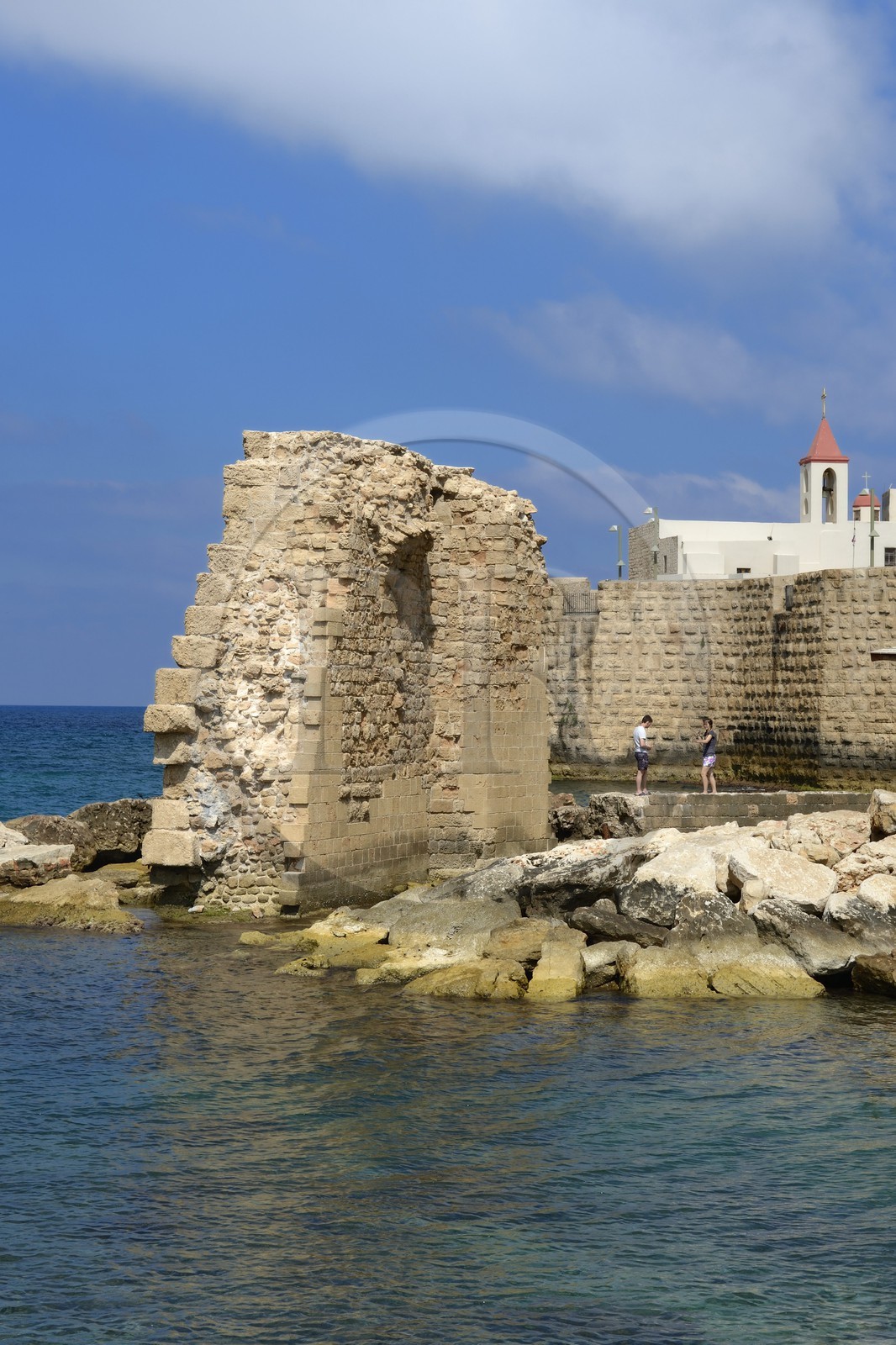 Israel, district Nord, Galilée, Acre (Akko), vieille ville, classée Patrimoine Mondial de l'UNESCO, vestige de la muraille templière et l'église Saint Jean dominant la muraille maritime