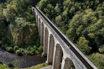 France, Nièvre (58), Parc naturel régional du Morvan, Montreuillon, pont aqueduc de Montreuillon construit en 1841, haut de 33 m et long de 152 m avec 13 arches larges de 8 m, le long de la Rigole d’Yonne qui puise les eaux de l'Yonne au lac de Pannecière et alimente le canal du Nivernais (vue aérienne)