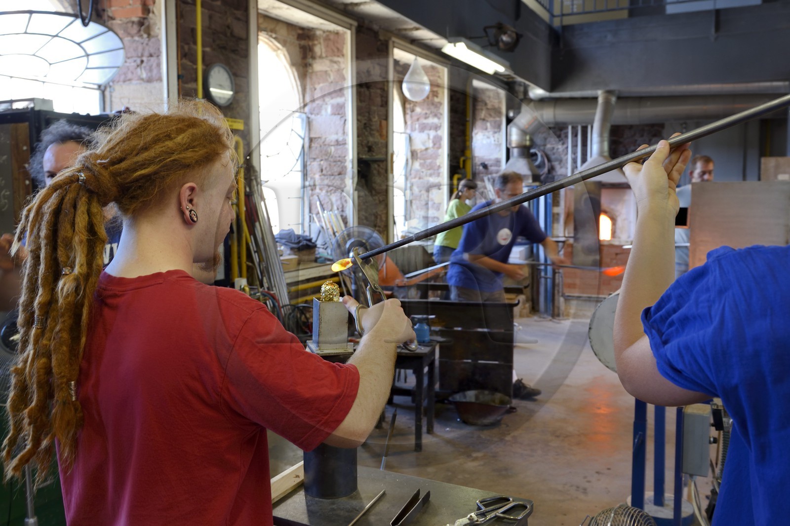 France, Moselle (57), Meisenthal, Centre international d'Art verrier (CIAV), fabrication d'une boule de Noël en verre