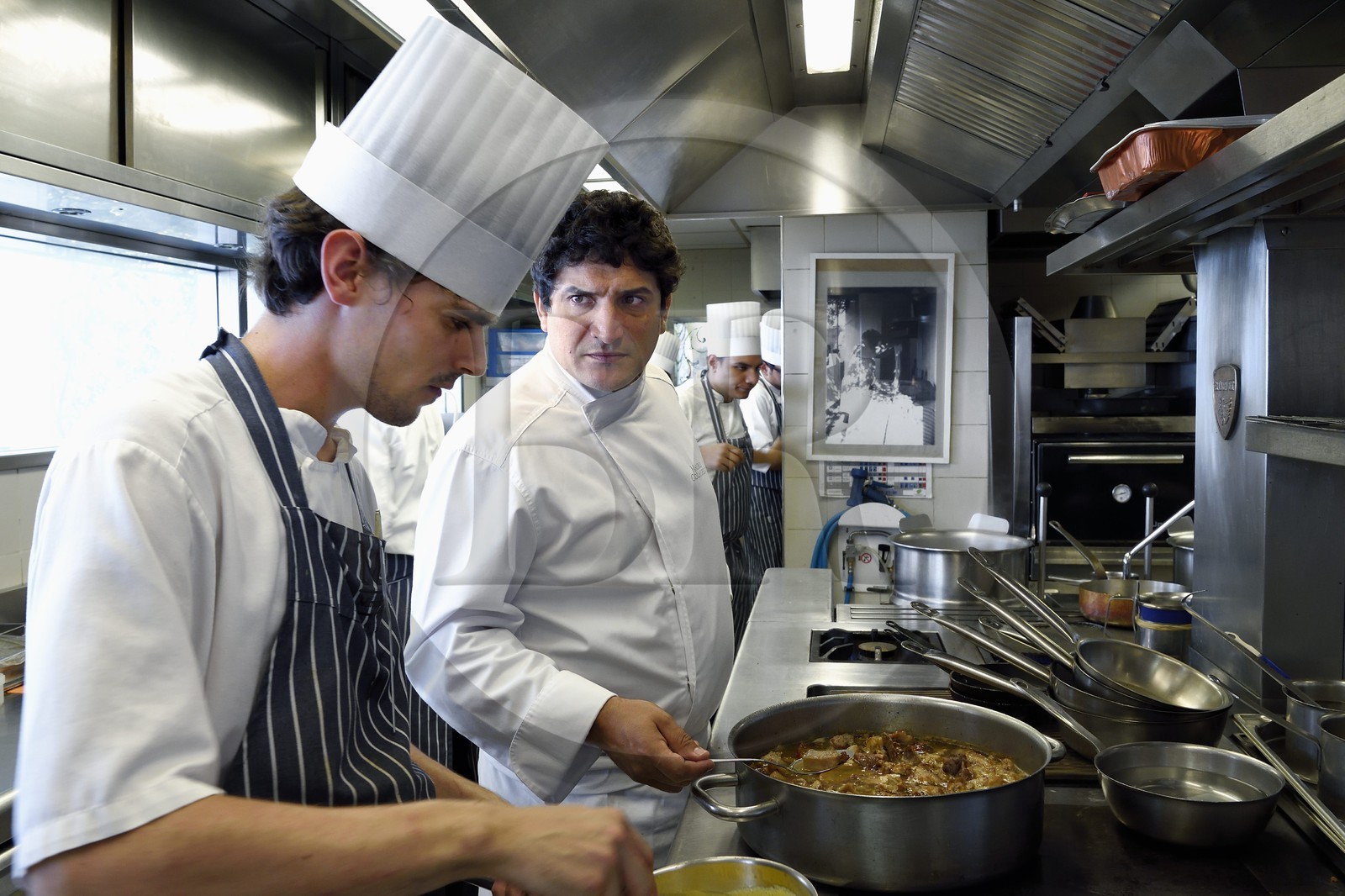France, Alpes-Maritimes (06), Menton, Restaurant Le Mirazur, le Chef doublement étoilé Michelin Mauro Colagreco dans sa cuisine