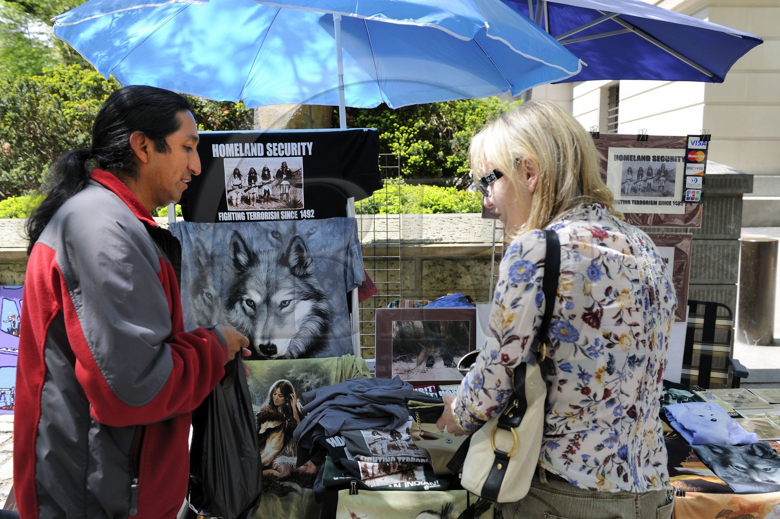 Etats-Unis, New York, Manhattan, Upper East side, étal de Tshirts amerindiens sur Central Park East