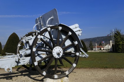 France, Meuse (55), Verdun, canons de la première guerre mondiale devant le cimetière militaire du Faubourg-Pavé