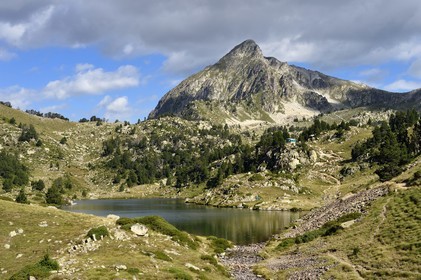 France, Hautes-Pyrénées (65), Saint-Lary-Soulan et Vielle-Aure, randonnée sur une variante du GR10 entre le col de Portet et les lacs de Bastan en bordure de la réserve naturelle de Néouvielle, lac de Bastan du milieu et le pic de Bastan en arrière plan
