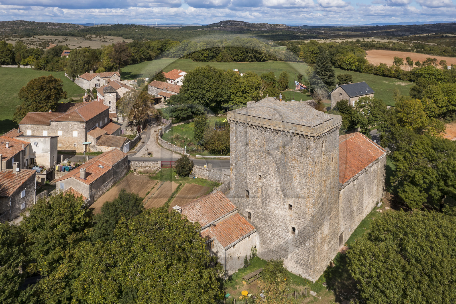 France, Aveyron (12), parc naturel régional des Grands Causses, Tour de Viala-du-Pas-de-Jaux, tour-grenier fortifiée des Hospitaliers de l'ordre de Saint-Jean de Jérusalem construite vers 1430 sur des terres ayant appartenues aux Templiers