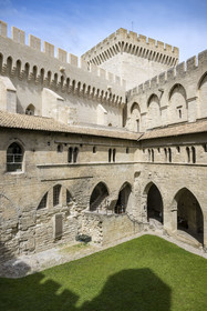 France, Vaucluse (84), Avignon, Palais des Papes classé Patrimoine mondial de l'UNESCO, la Cour du cloitre dans le vieux palais et la tour de la Campane