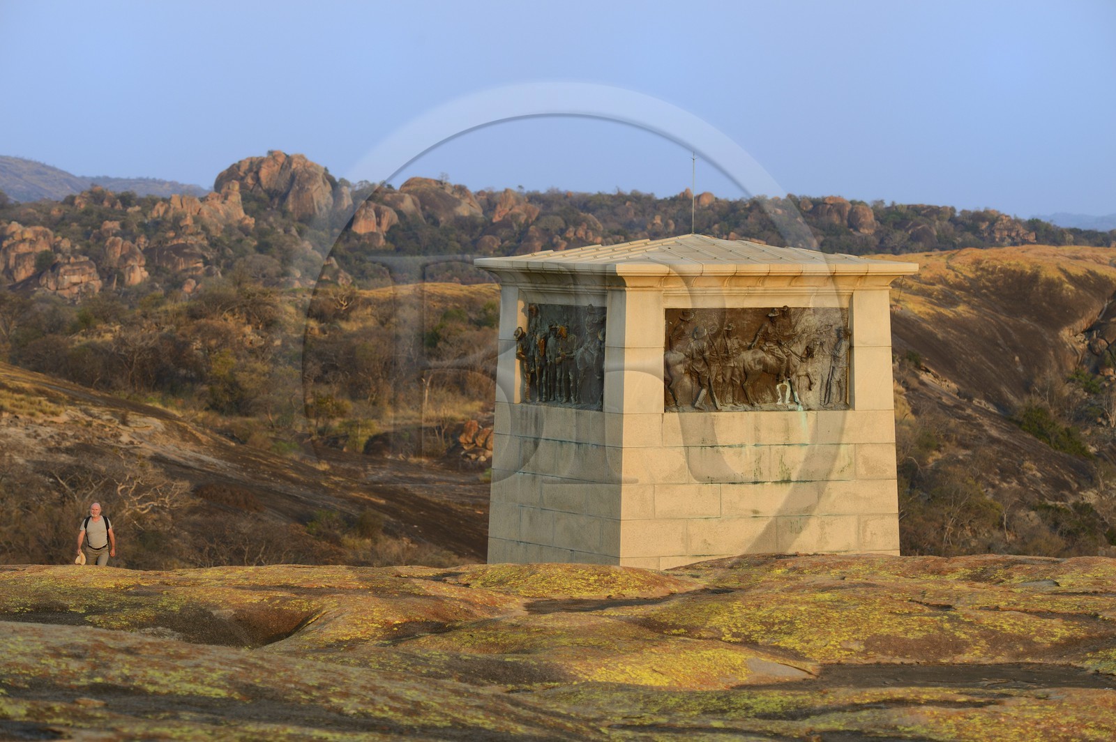 Zimbabwe, province de Matabeleland méridional, Matobo ou Matopos Hills National Park, classé Patrimoine Mondial de l'UNESCO, formations rocheuses sur la colline de Malindidzimu (demeure des esprits bienveillants) au sommet de View of the World où est enterré Cecil Rhodes, the Shangani River Memorial pays tribute to Allan Wilson and his soldiers who were wiped out by General Mtjaan and his 30,000 Ndebele warriors when attempting to take over the territory